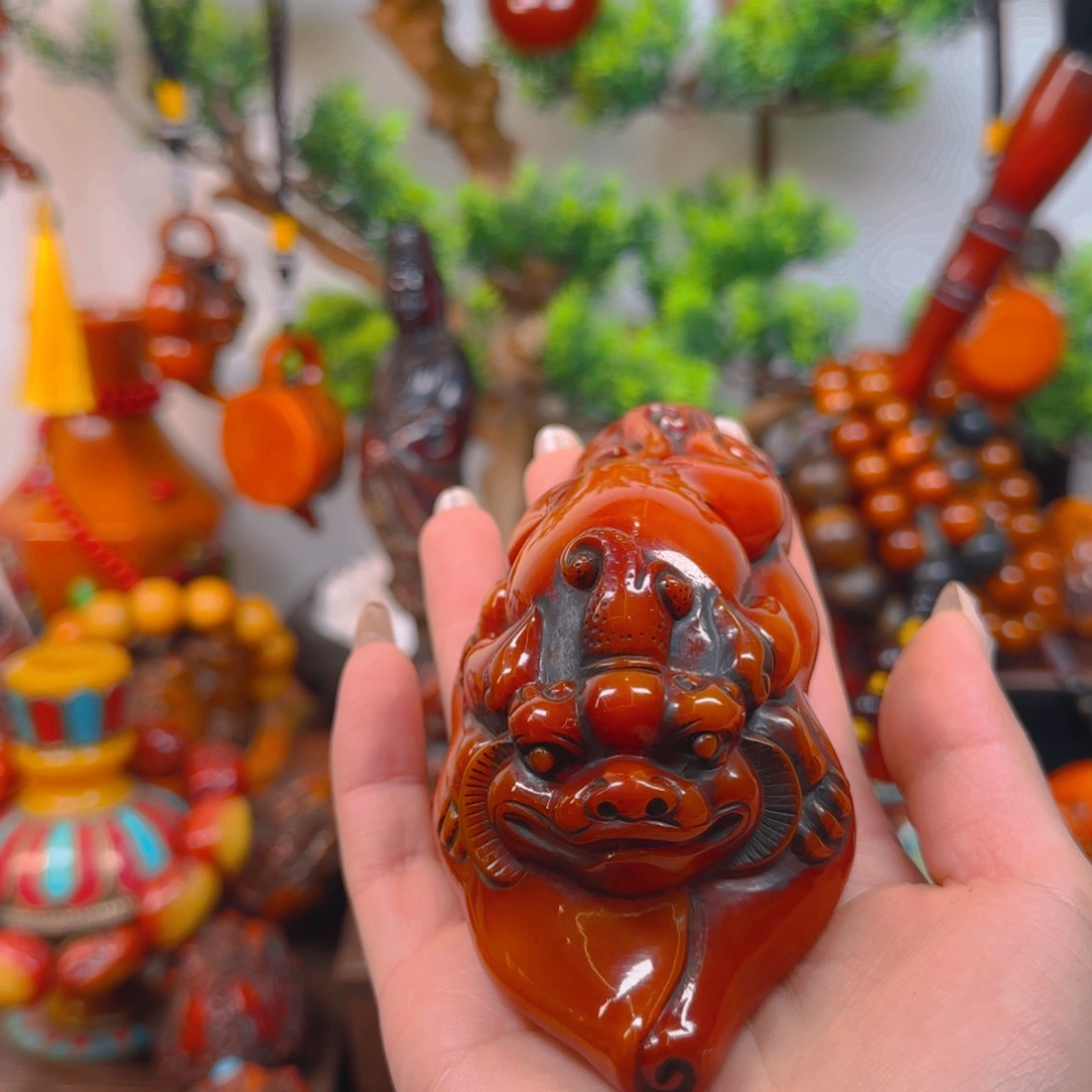 琥珀裸石未镶嵌貔貅