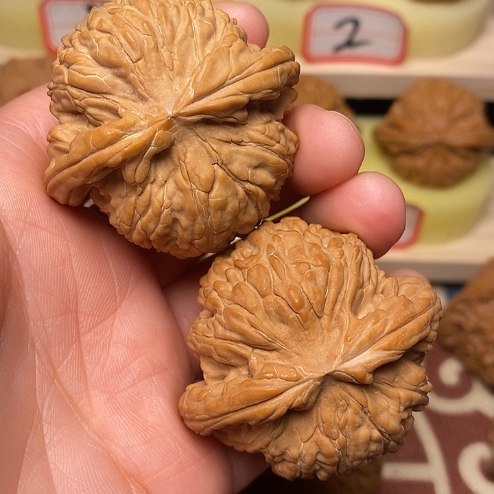 文玩核桃吊坠46粗筋球白精配
