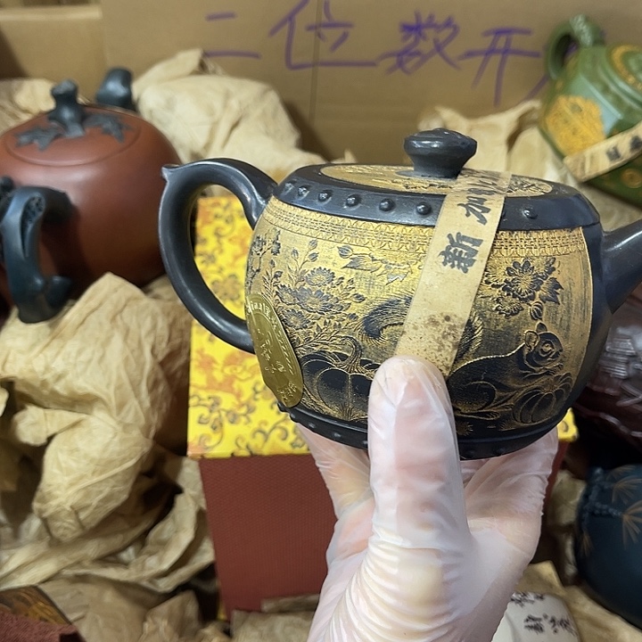 紫砂茶壶原矿泥料，手工制作的一把紫砂壶。