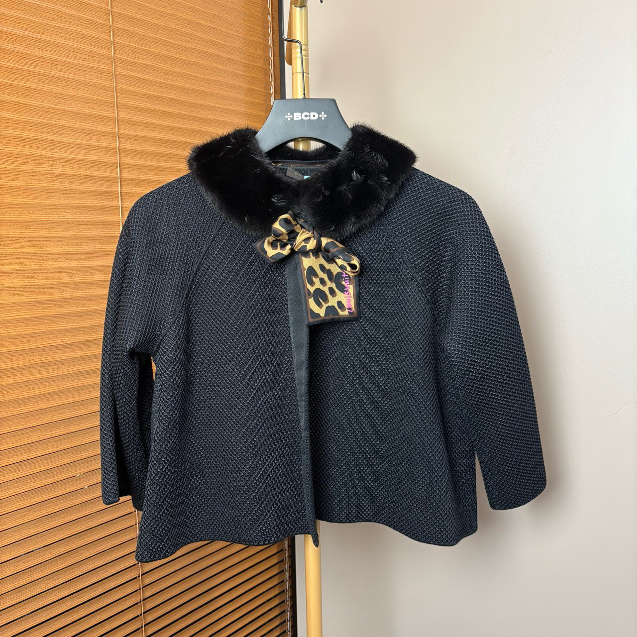 99新 LV （原） 黑色毛领短款外套 98新/fg205547