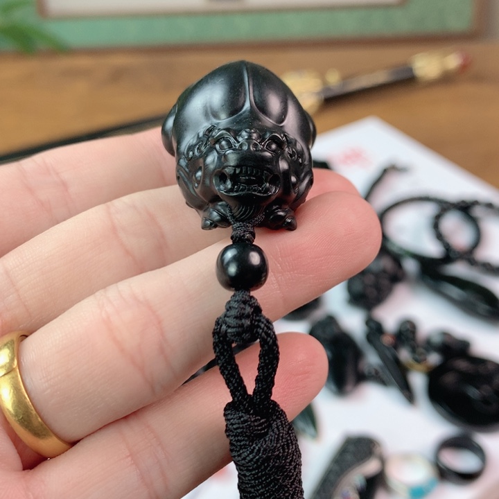 雷***雨和田玉未镶嵌颈饰