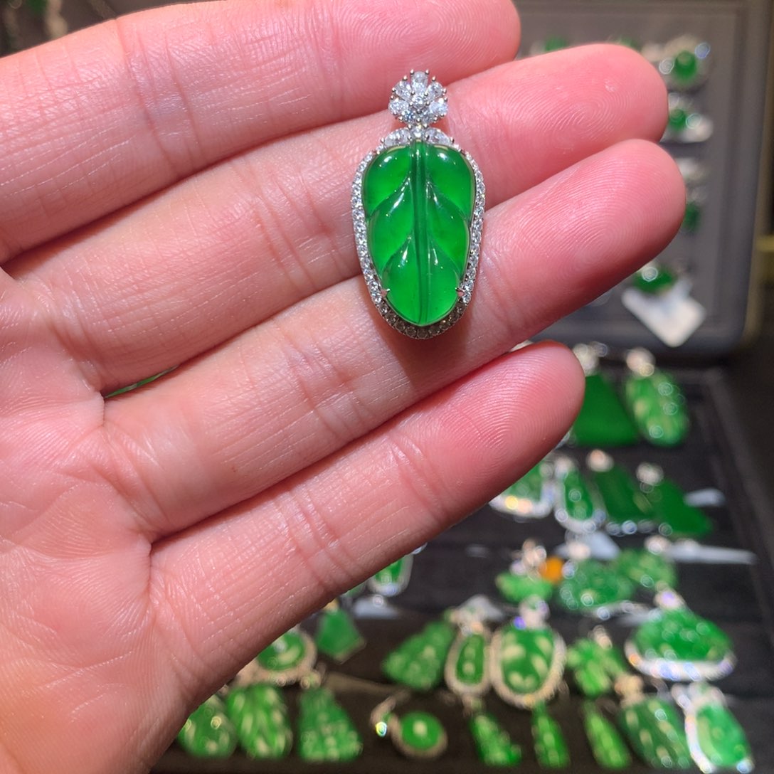 翡翠吊坠(不含链)18K金镶嵌天然翡翠