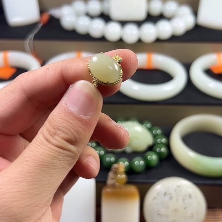 和田玉未镶嵌吊坠(赠链)