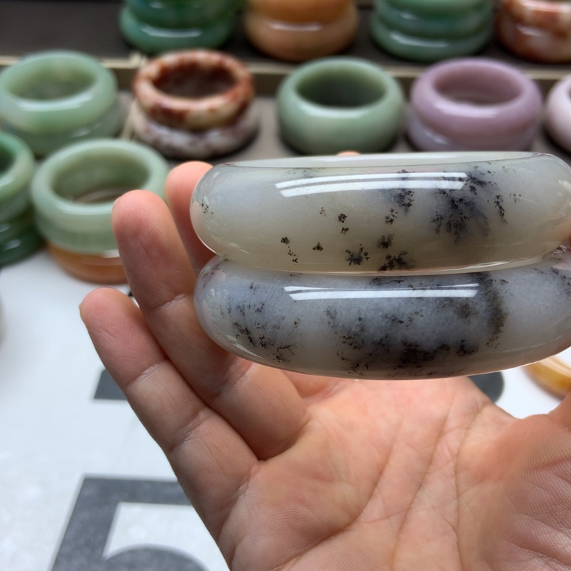 【闪购商品】石英质玉手镯未镶嵌胖*