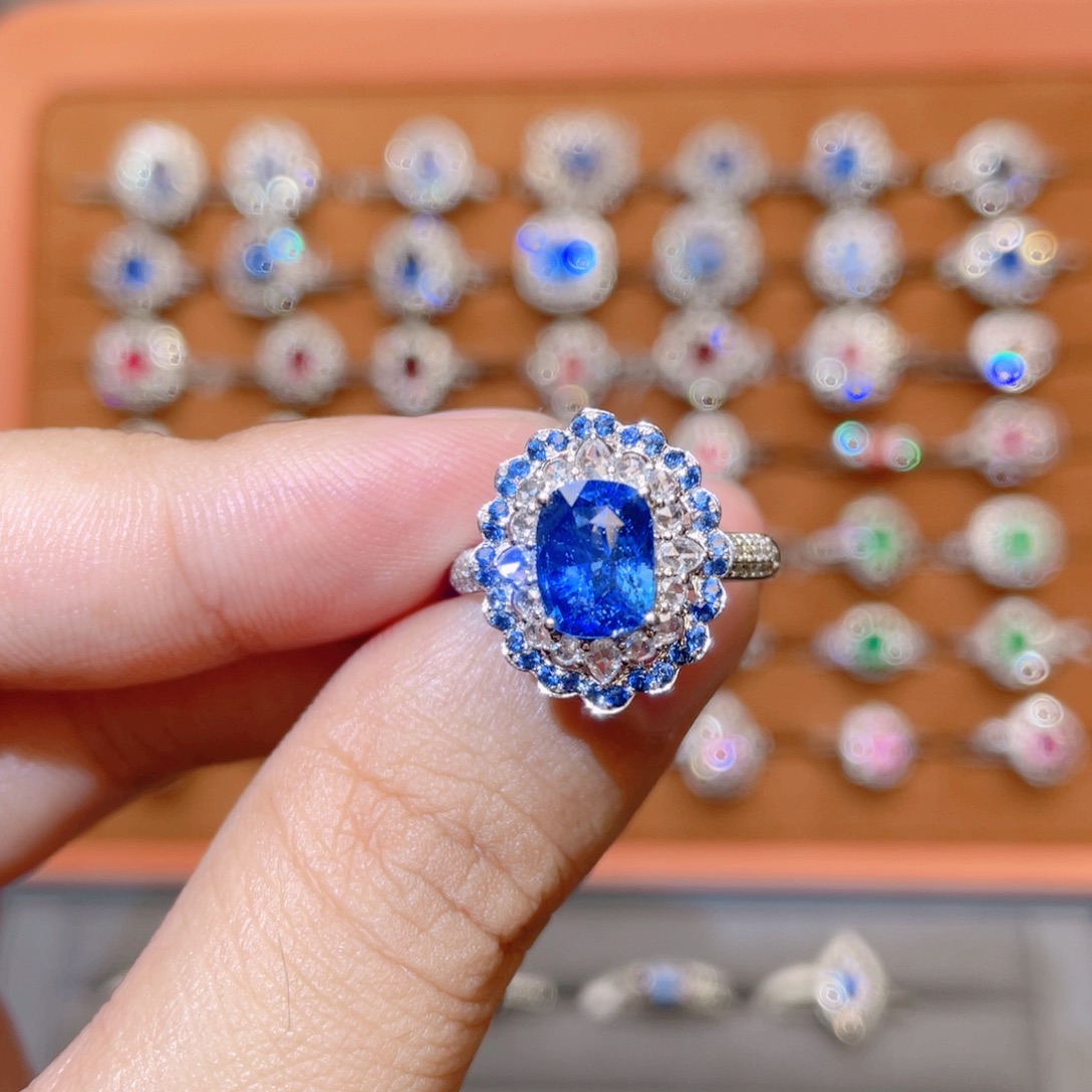 戒指蓝宝石18K金镶嵌2.55ct 皇家蓝