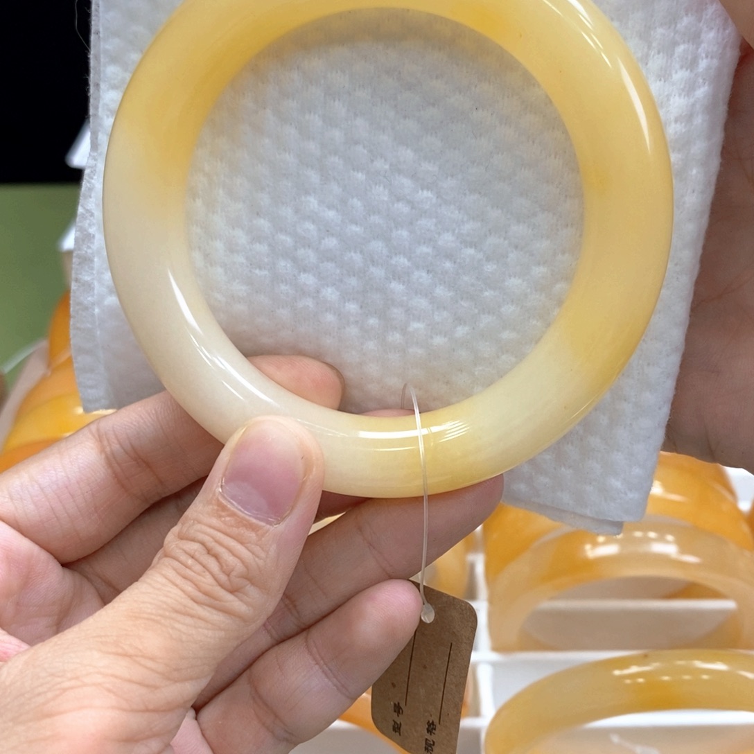 石英质玉未镶嵌手镯?****