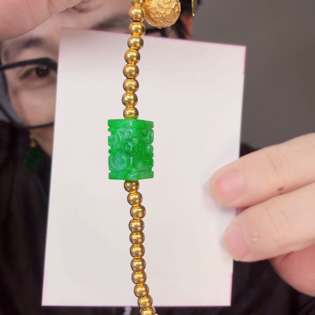 翡翠未镶嵌颈饰一件