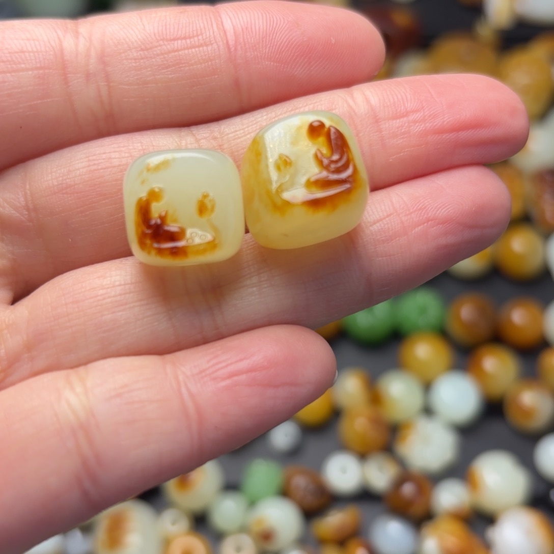 和田玉颈饰未镶嵌张*人