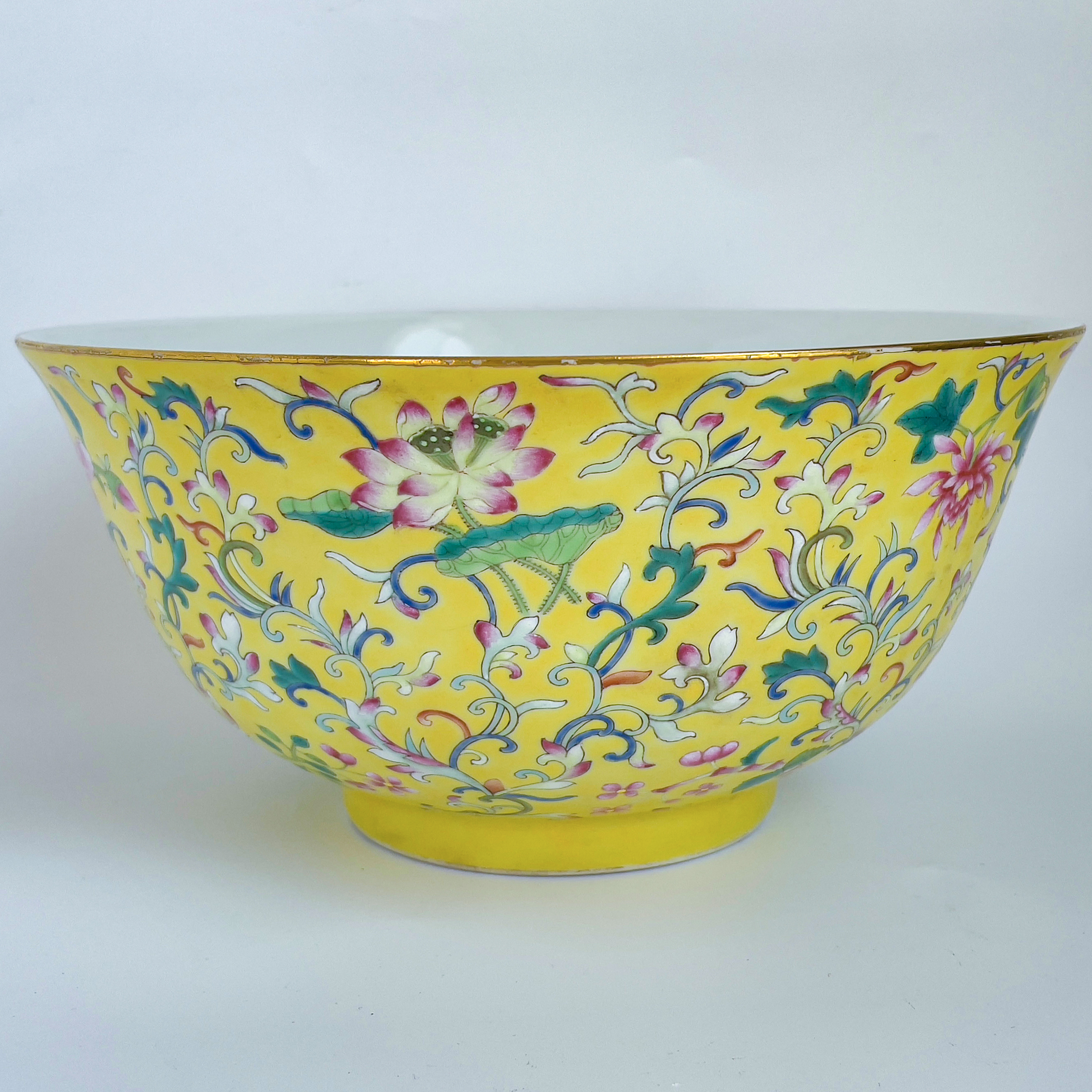 大清咸丰年制黄地粉彩花卉纹大碗/BZYDQ00312