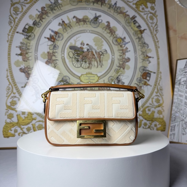 95新 FENDI/芬迪 何为奢侈/ 法棍 手提斜挎包 现代款