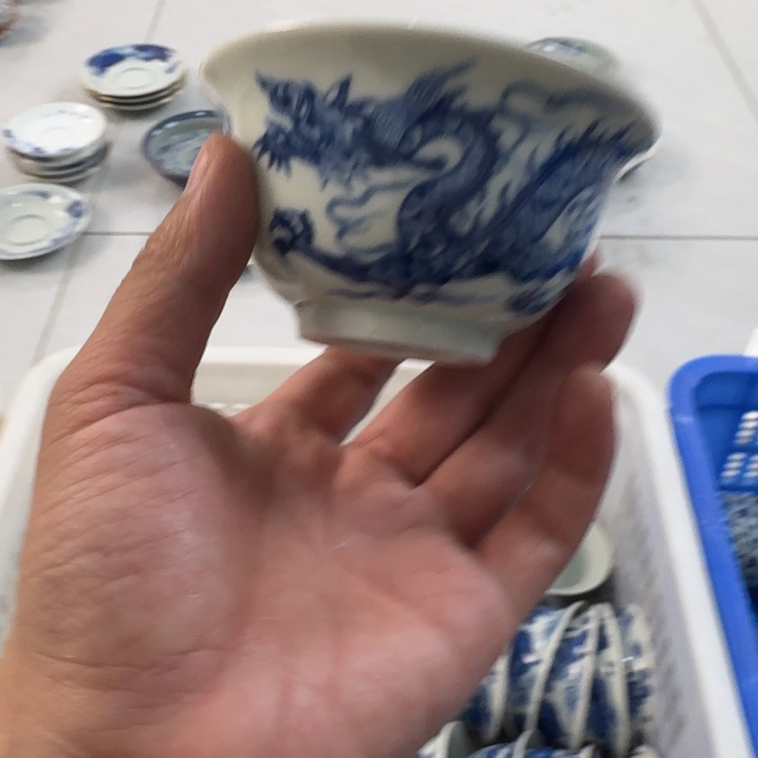陶摆件青花铠甲龙大压手