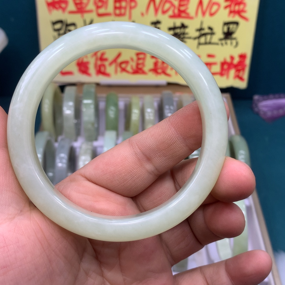 樱***雨蛇纹石玉未镶嵌手镯