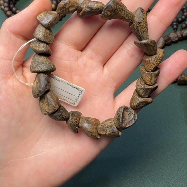 沉香手串?**玛海南绿棋树丁香老料13克