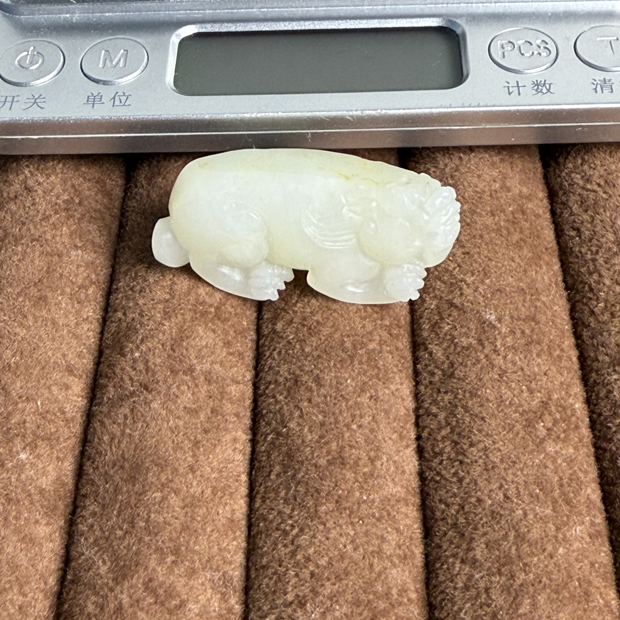 和田玉新疆山料貔貅高白高油脂手工雕