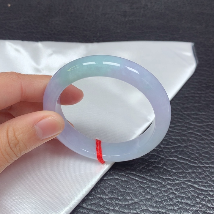 翡翠手镯未镶嵌。