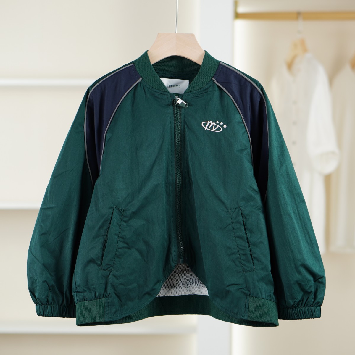 麦迪尚品 一路童行【植】31129397春季简约童装下摆圆弧拼色外套