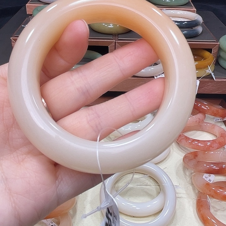 石英质玉手镯未镶嵌长*妹