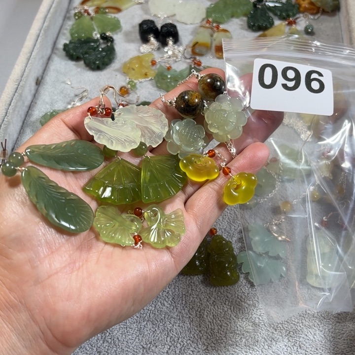 蛇纹石玉耳饰未镶嵌俩**妈