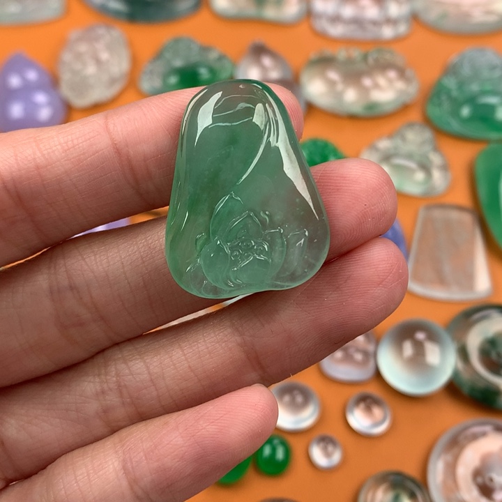 翡翠挂件未镶嵌…