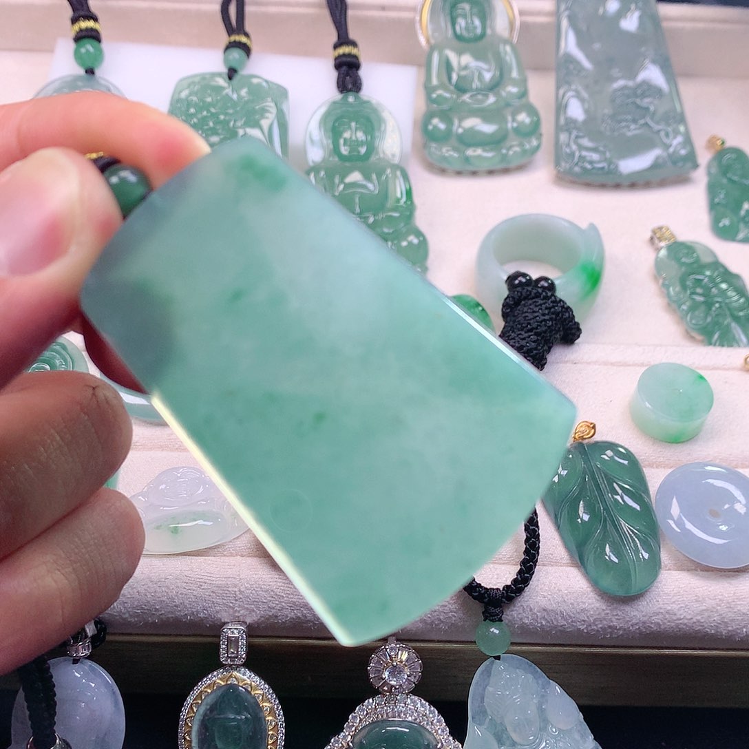 翡翠颈饰未镶嵌翡翠