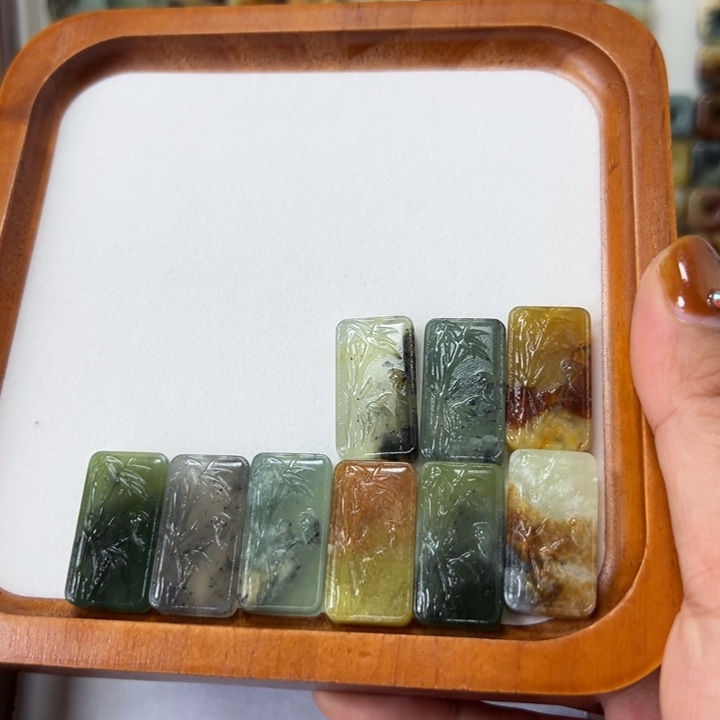 V***沫蛇纹石玉未镶嵌颈饰