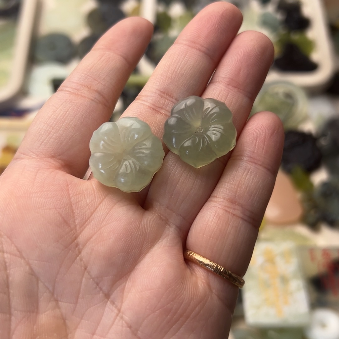 蛇纹石玉颈饰合金