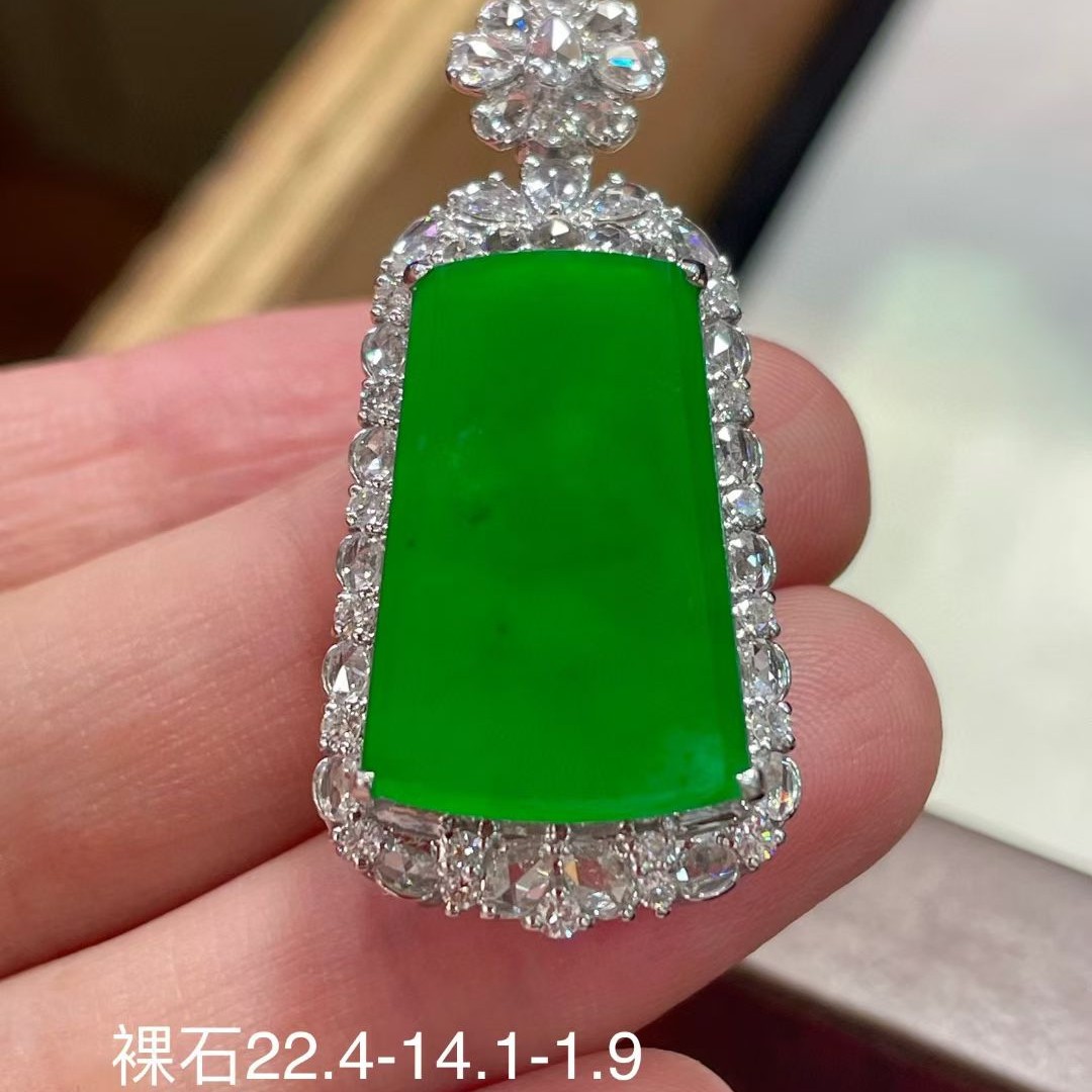 满绿翡翠无事牌吊坠，时尚大气优雅翡翠