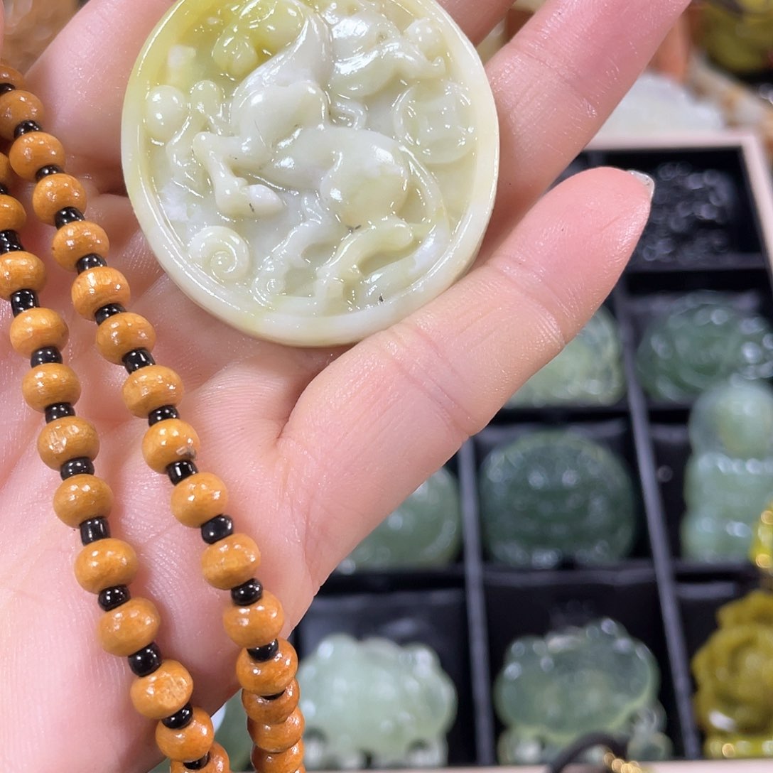 蛇纹石玉颈饰合金