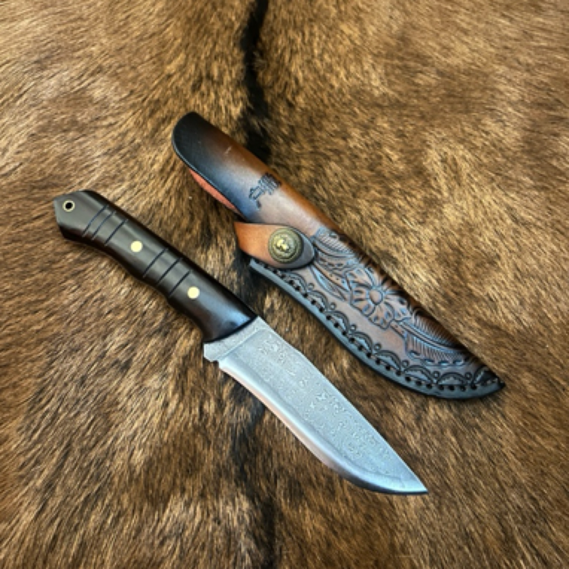 （hu）撒杨氏非遗老师傅手工制作锻打大马士花纹钢小刀，黑檀木手柄