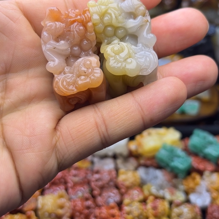石英质玉（黄龙玉）未镶嵌颈饰