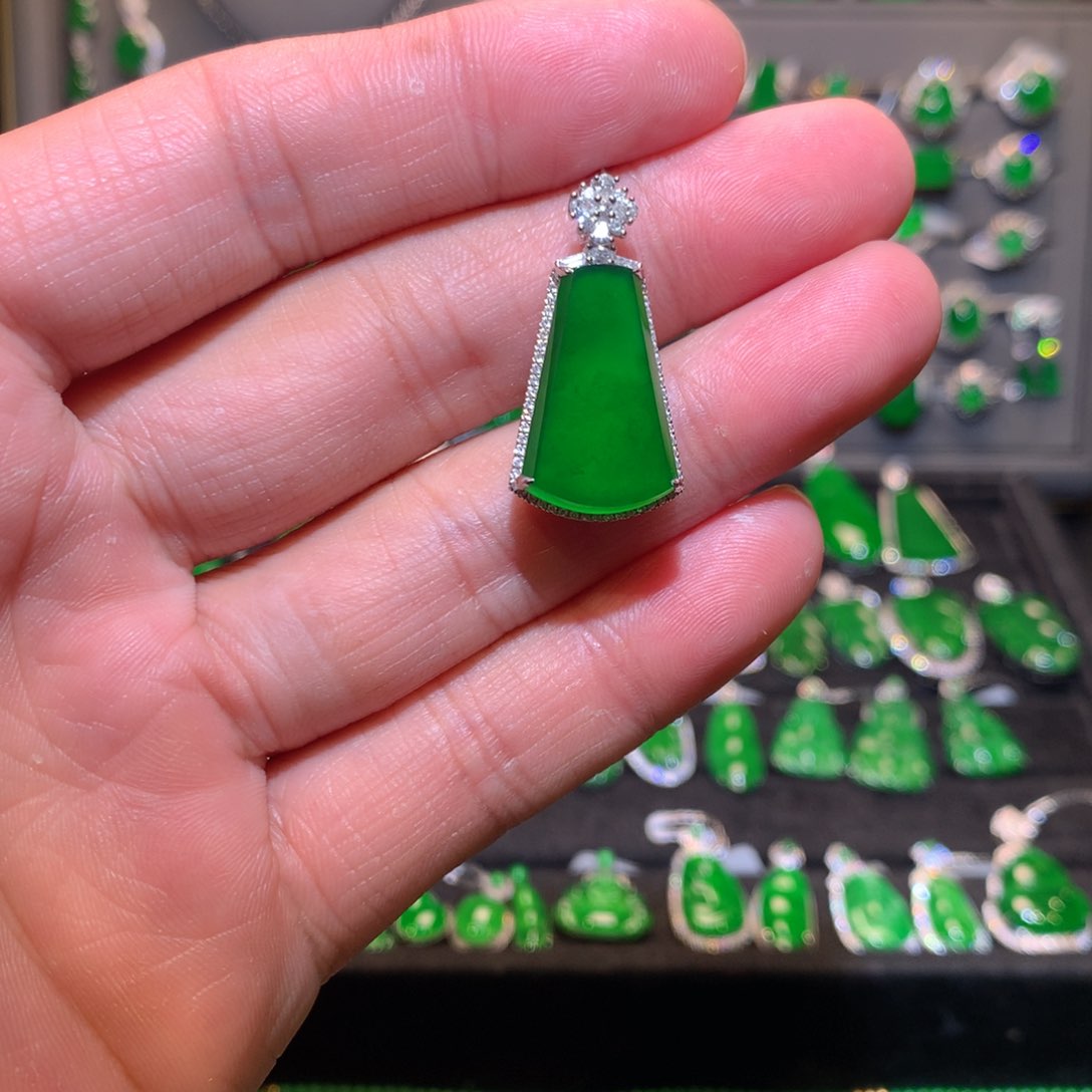 翡翠吊坠(不含链)18K金镶嵌天然翡翠