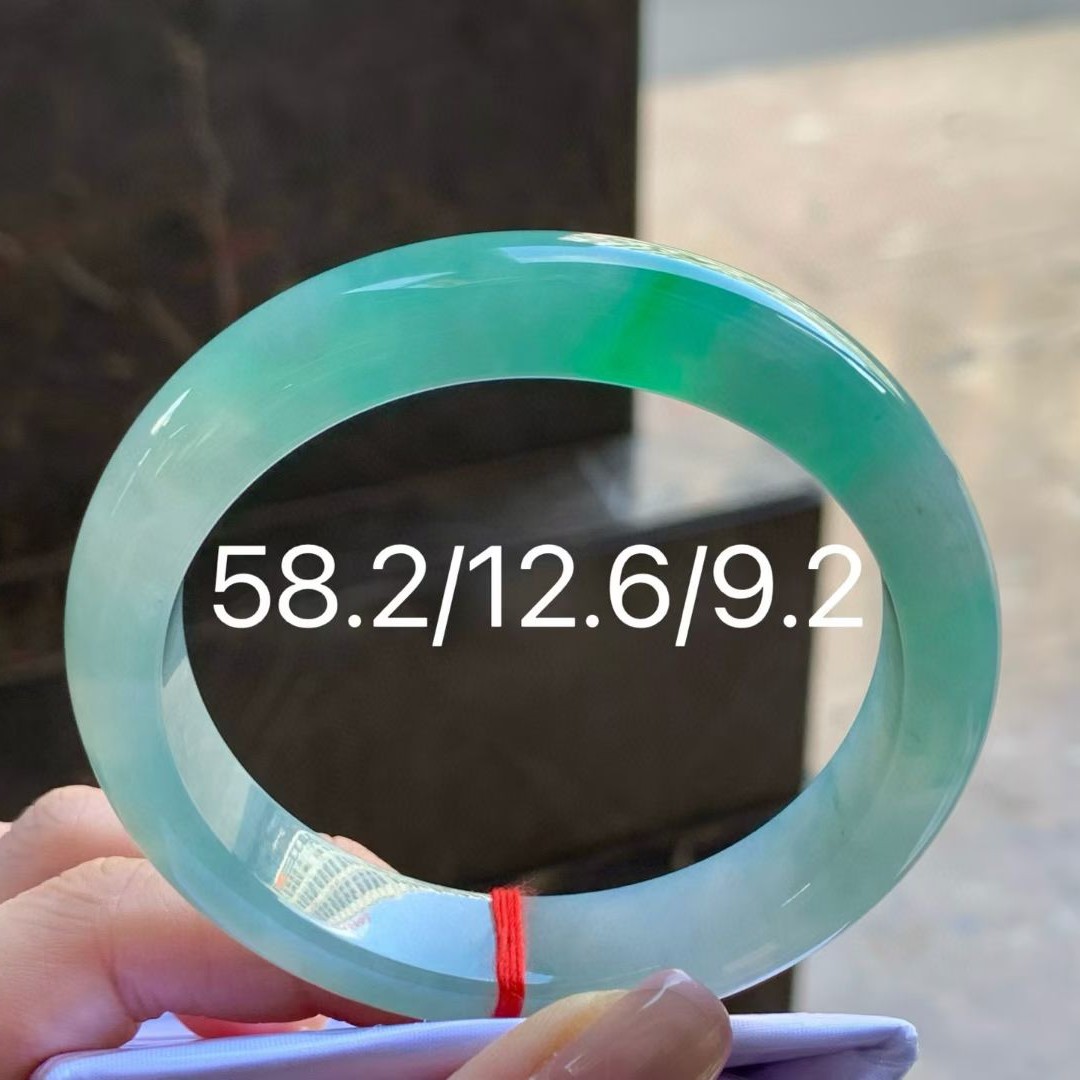 糯冰飘阳绿手镯种老水足起光胶颜色鲜艳靓丽肉质细腻上手赞女神范