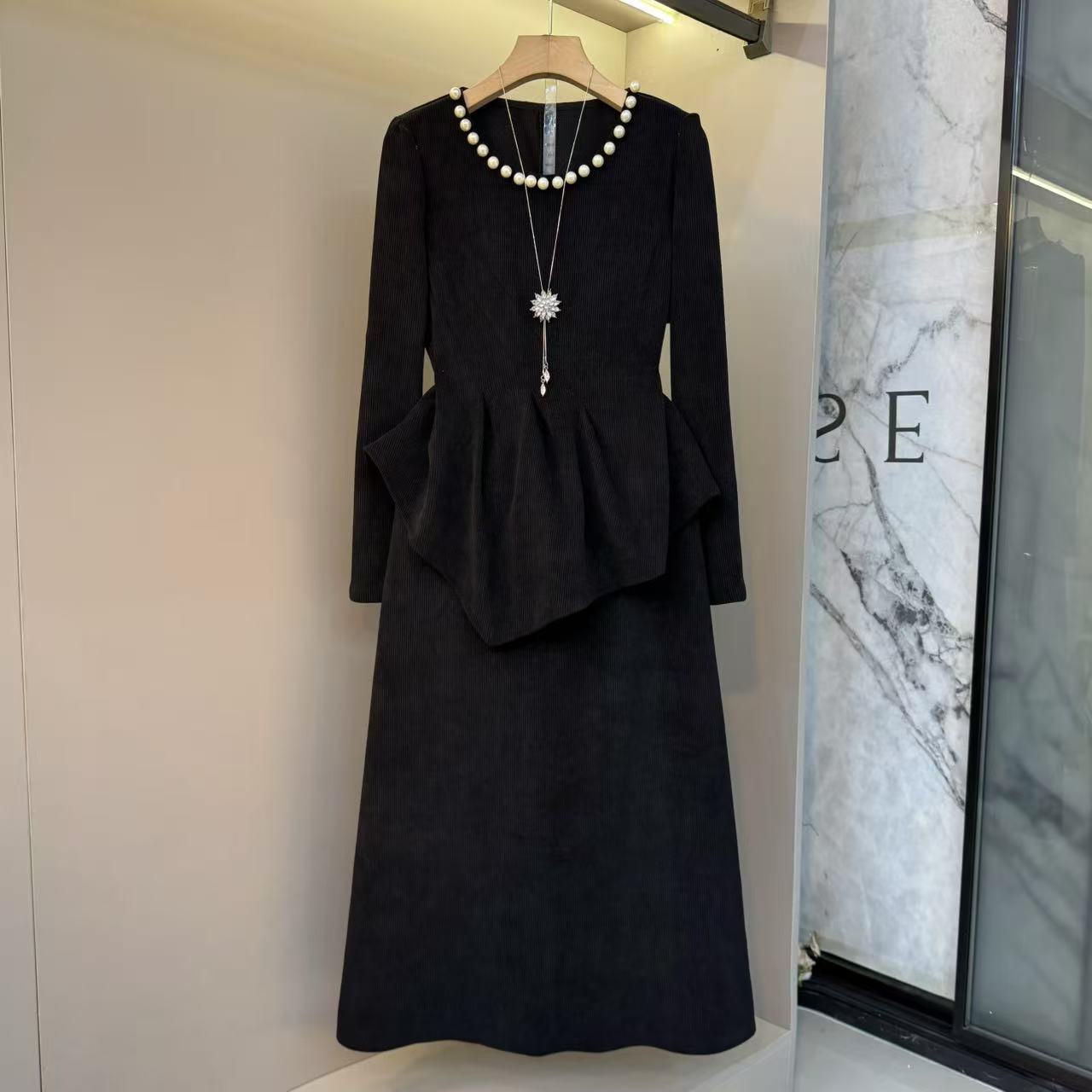 早秋2025新款气质胖妹妹圆领气质钉珠上衣+半身裙显瘦两件套5938