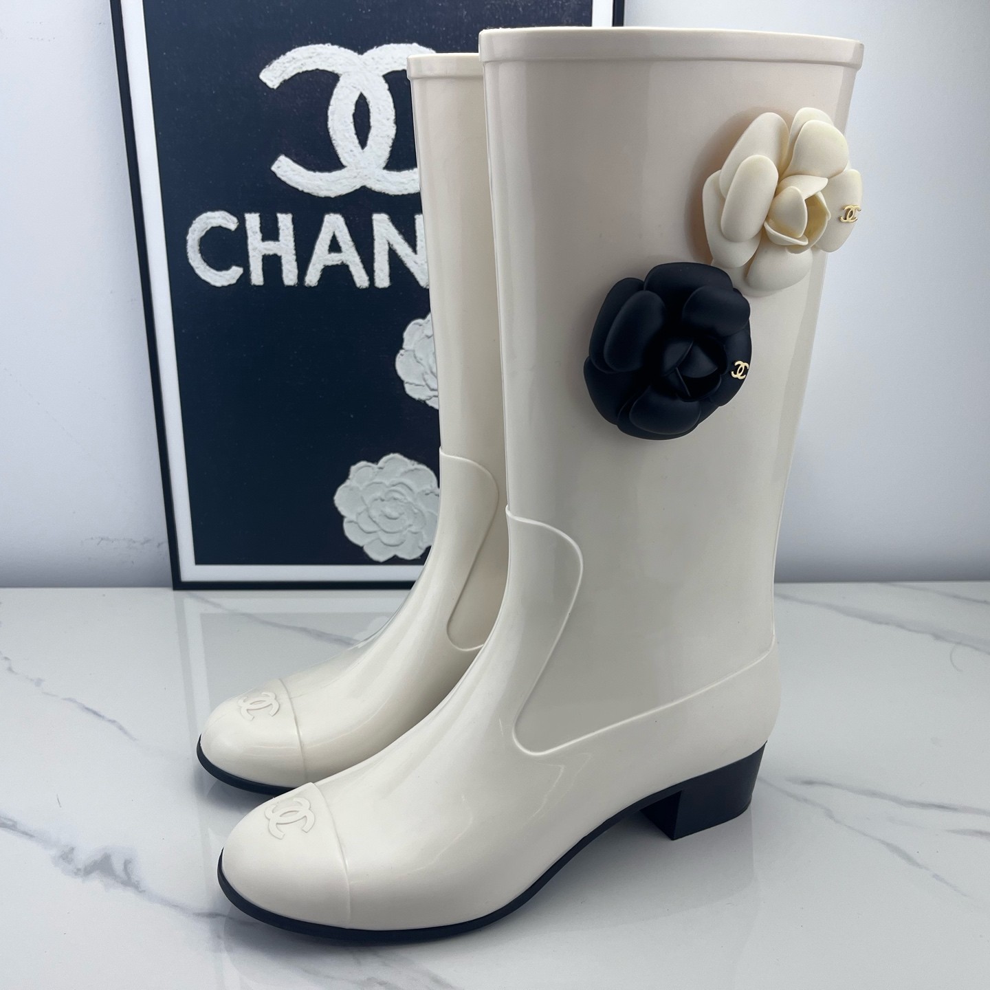 99新 Chanel/香奈儿 chanel香奈儿 黑白山茶花雨靴 38码 /jm01354
