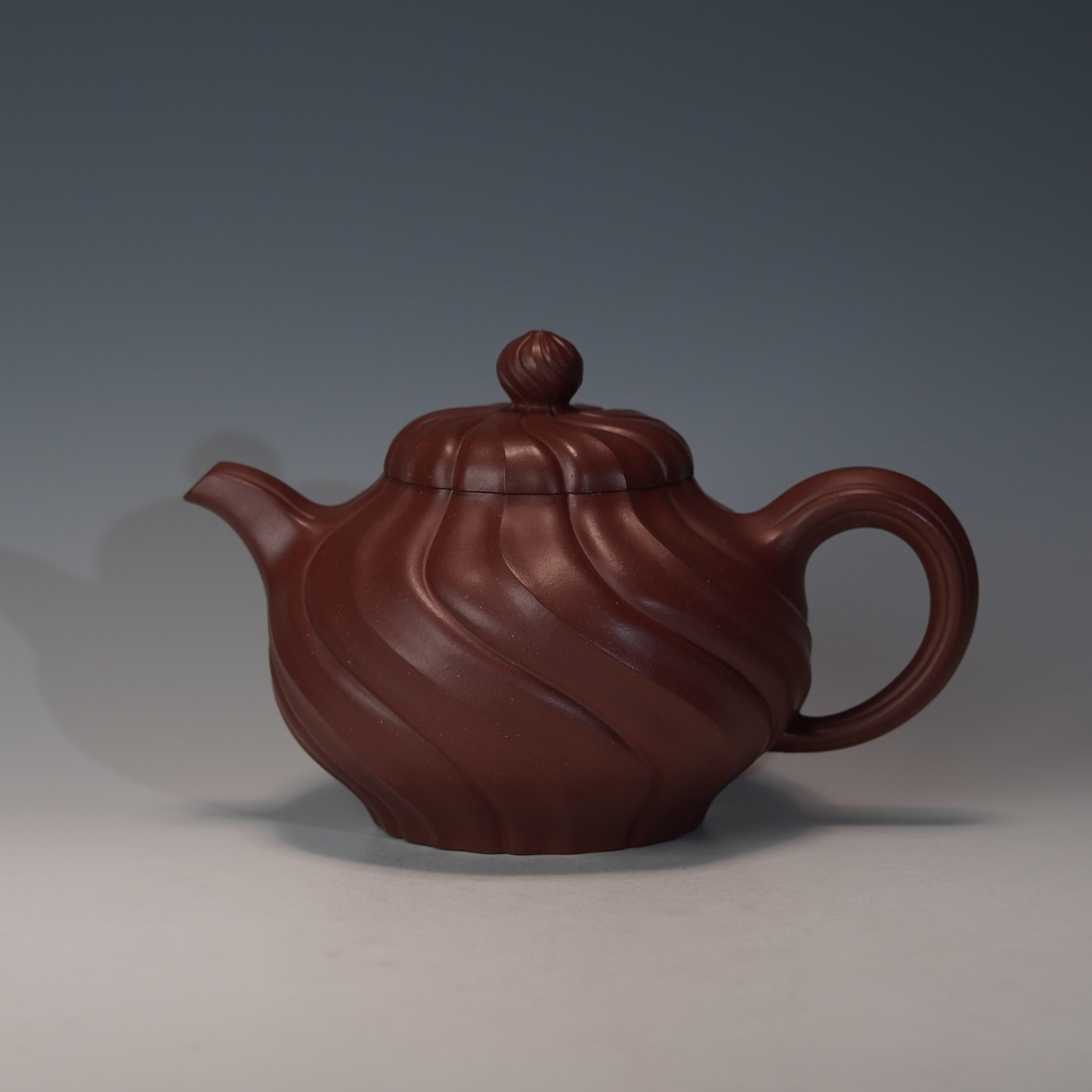 lot.22251 何宽 底槽清风菱壶 670cc