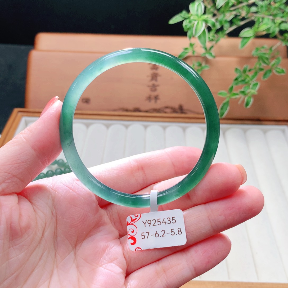 未镶嵌手镯（圆镯）翡翠