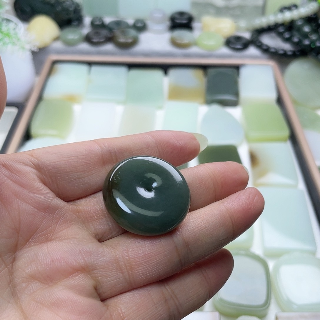 和田玉（糖玉）未镶嵌颈饰?****酒