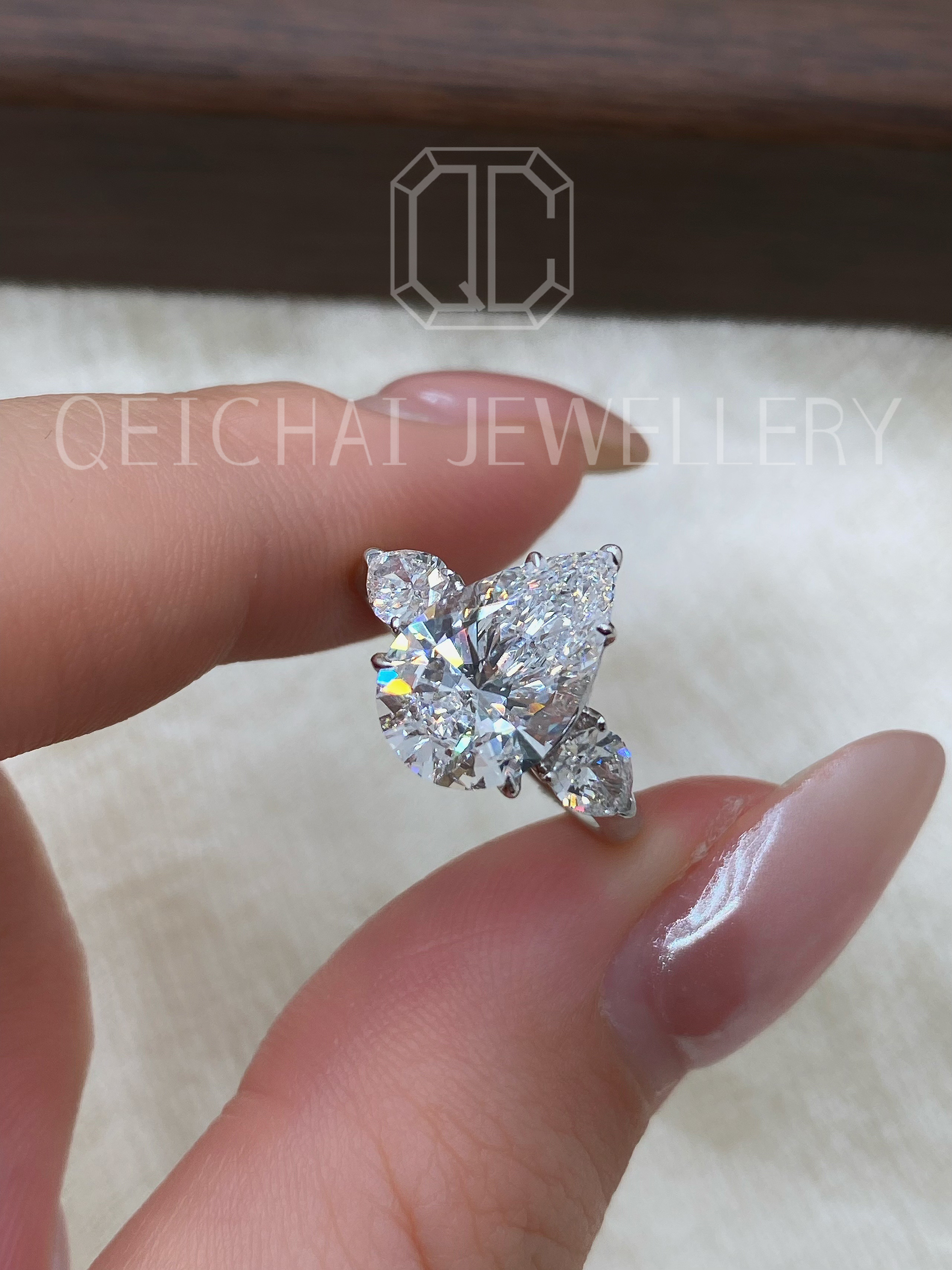 实验室培育钻石18K水滴三生石款钻戒， NGTC证书