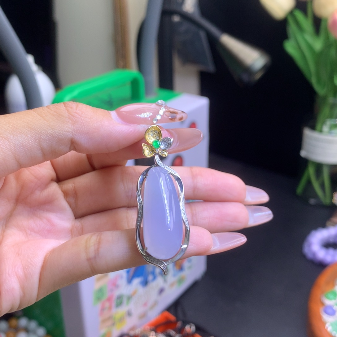 翡翠18K金镶嵌颈饰