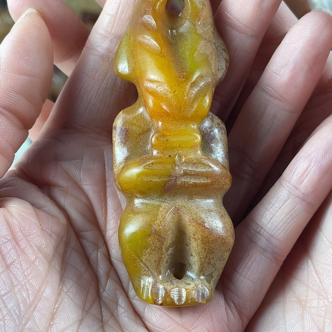 郭***壁石英质玉未镶嵌车挂