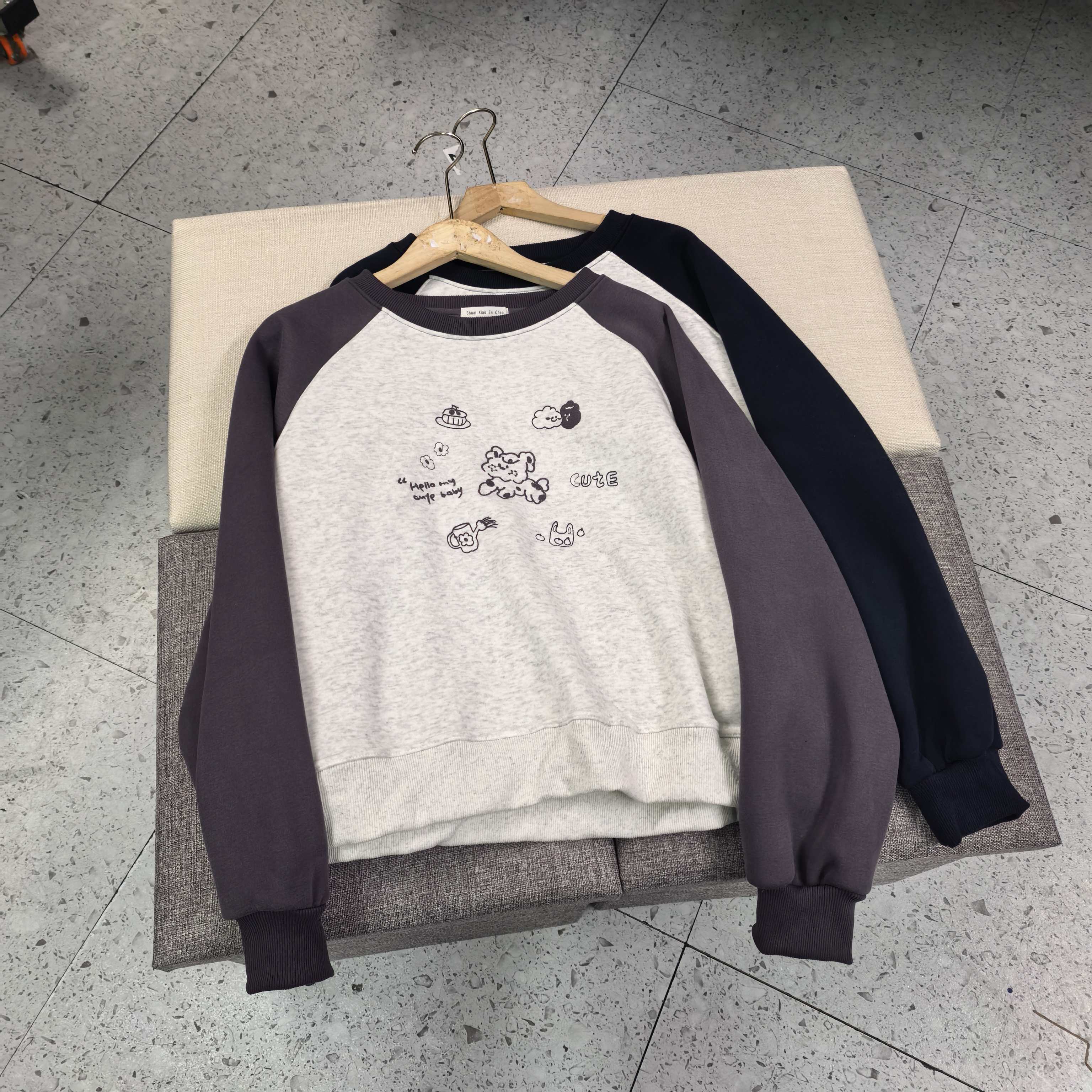 小狗刺绣撞色加绒卫衣女冬