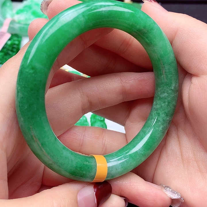 翡翠手镯未镶嵌翡翠