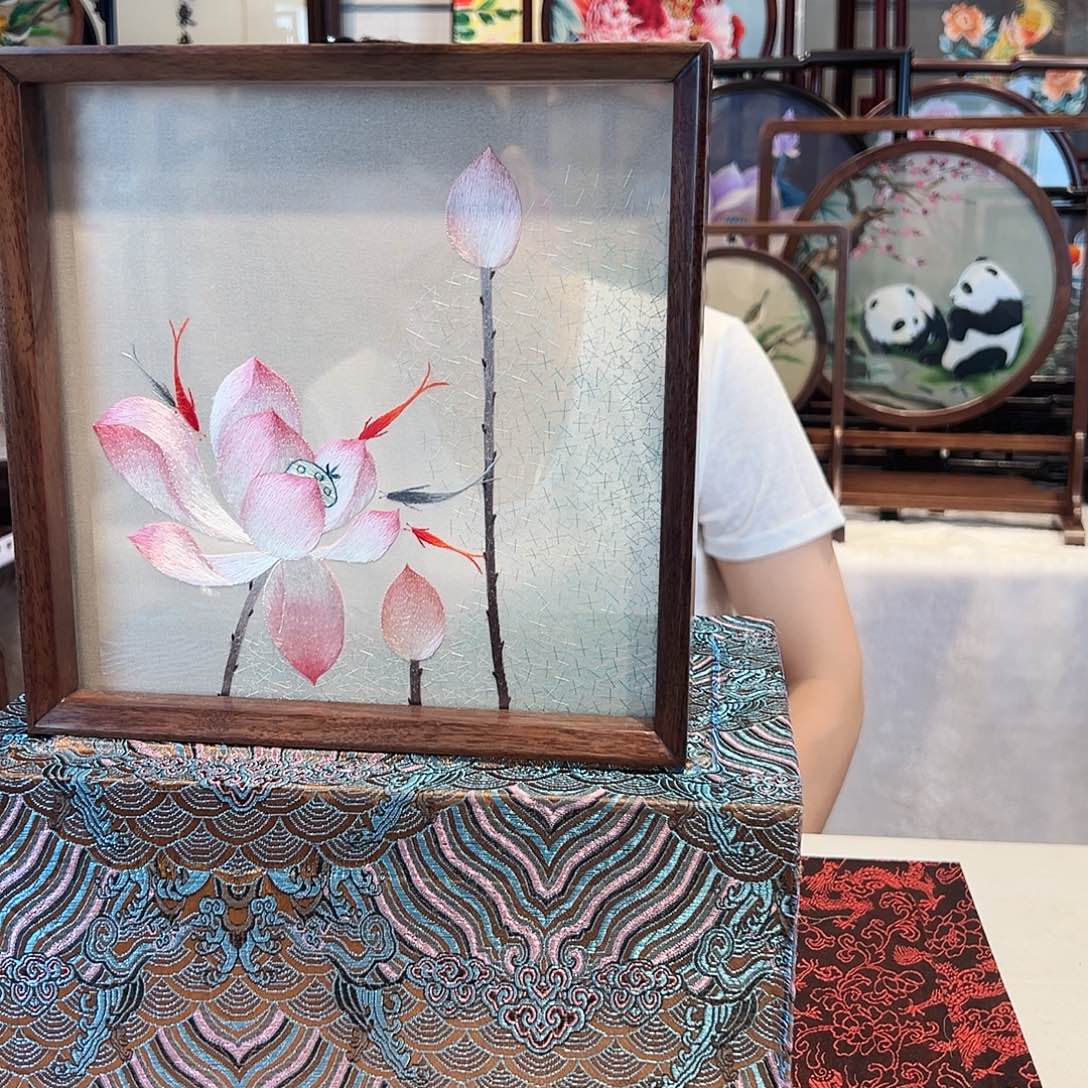 织绣苏绣摆台胡桃木