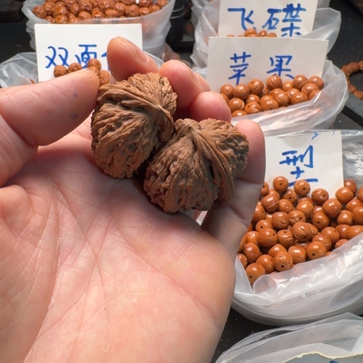 桃核吊坠白狮子半壁江山