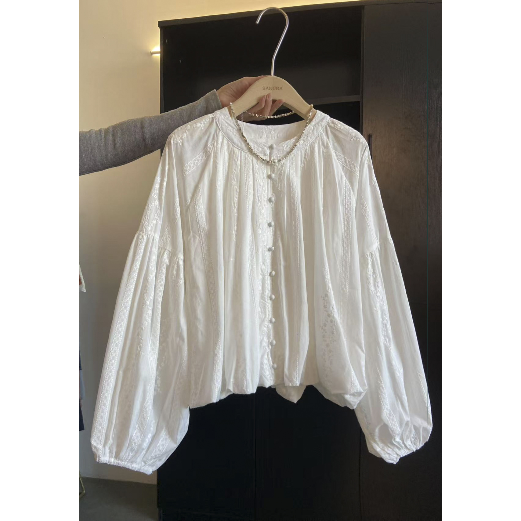 璎婲sᴀᴋᴜʀᴀ【风拂白夜】岚法式圆领重工刺绣压褶设计感花苞下摆衬衫