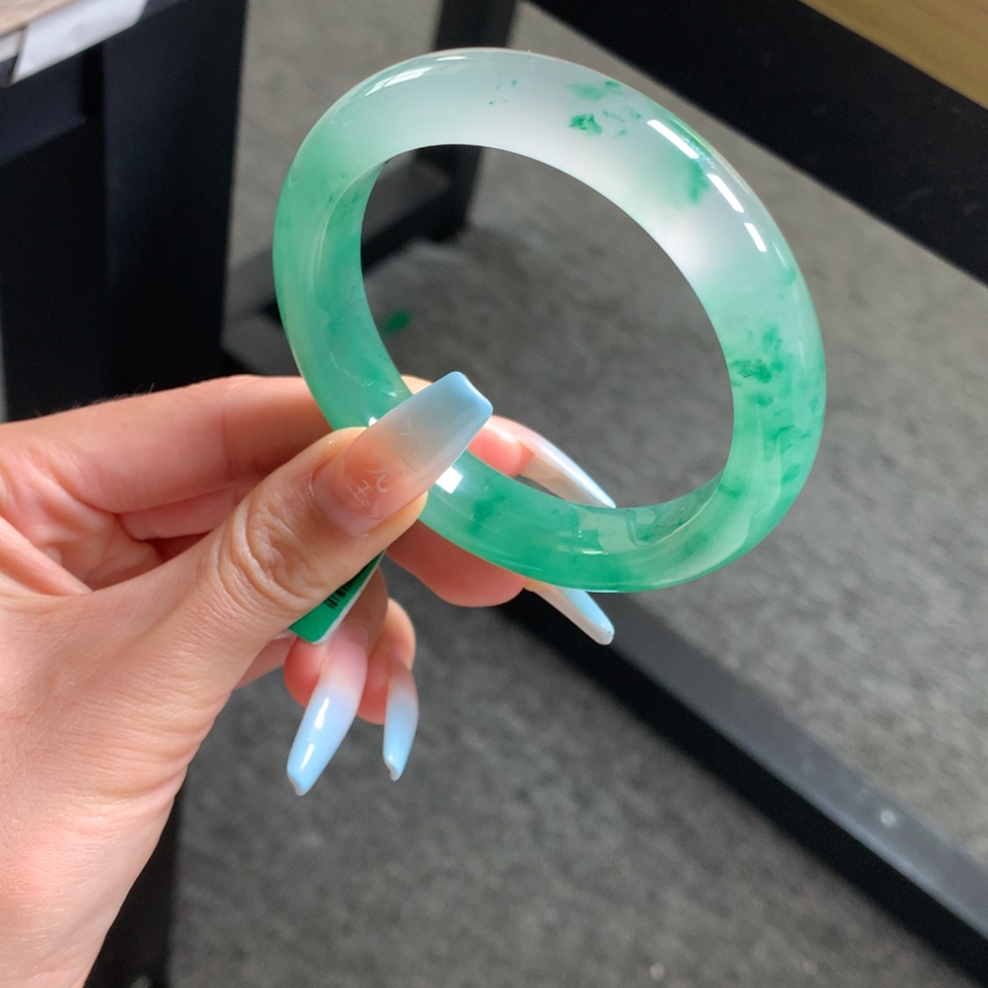 石英质玉手镯未镶嵌人****见