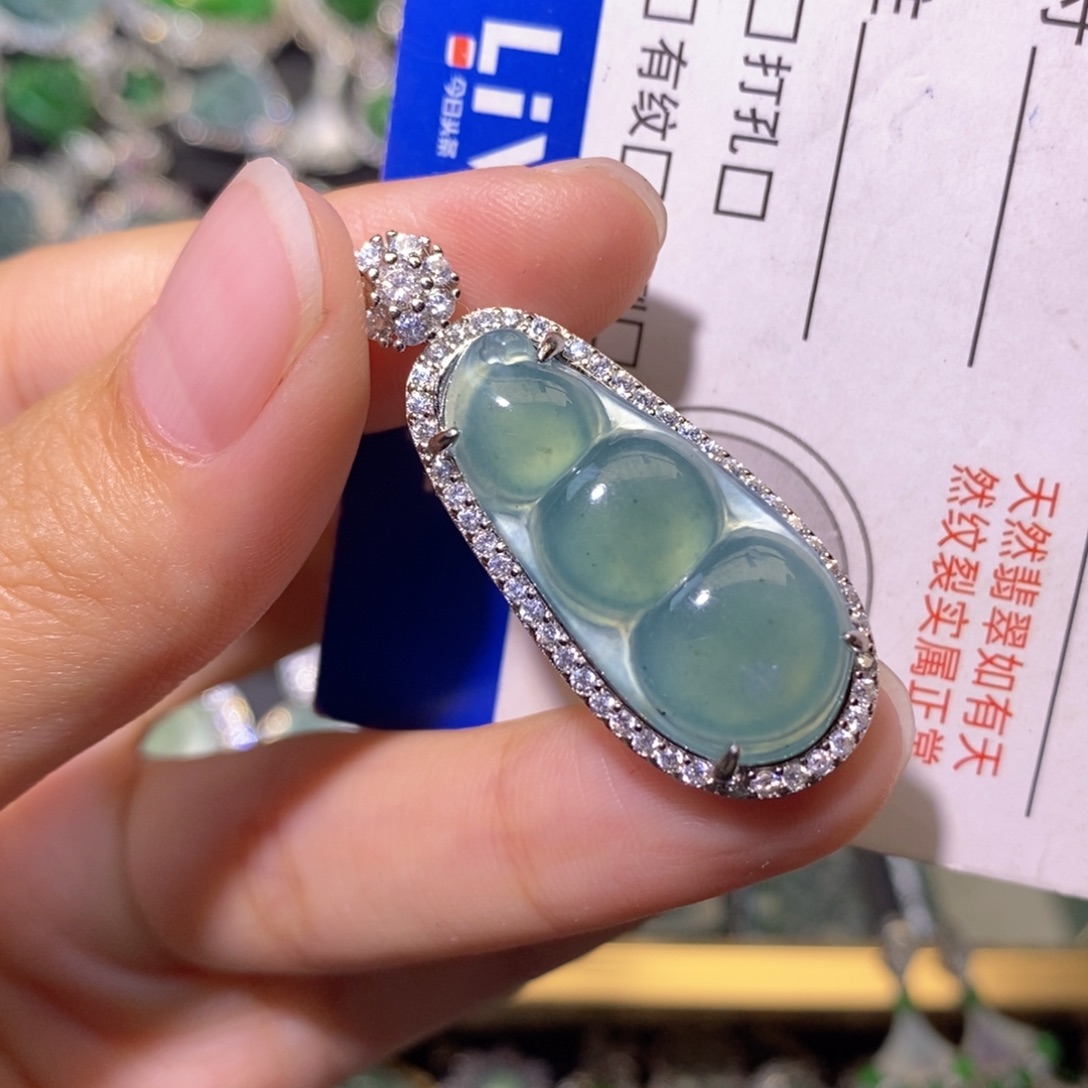 翡翠未镶嵌颈饰有黑点