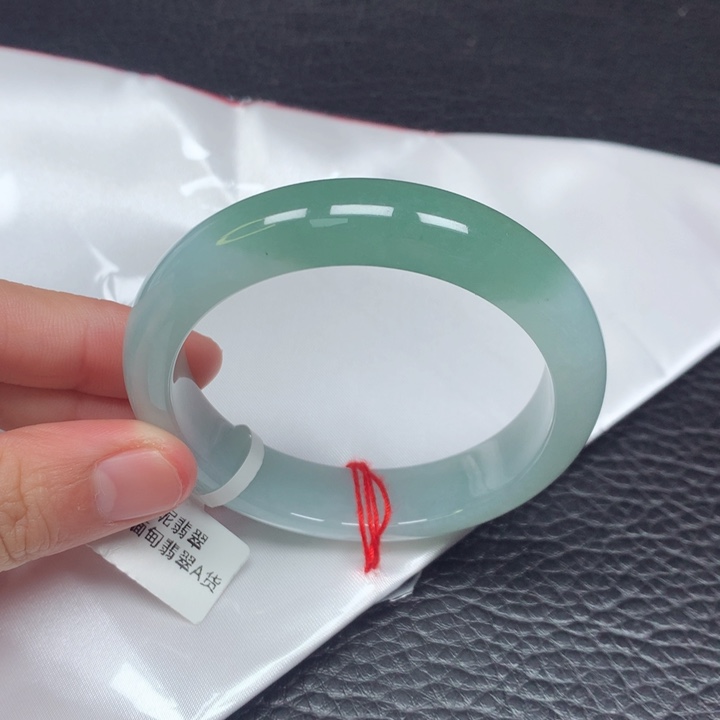 翡翠手镯未镶嵌。