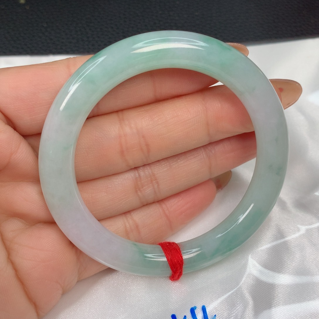 翡翠手镯未镶嵌………..