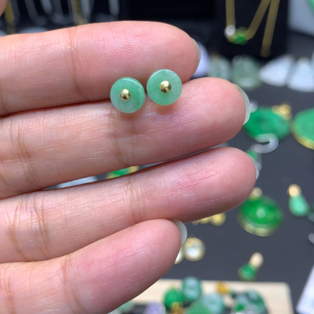 好***儿翡翠18K金镶嵌颈饰有纹裂